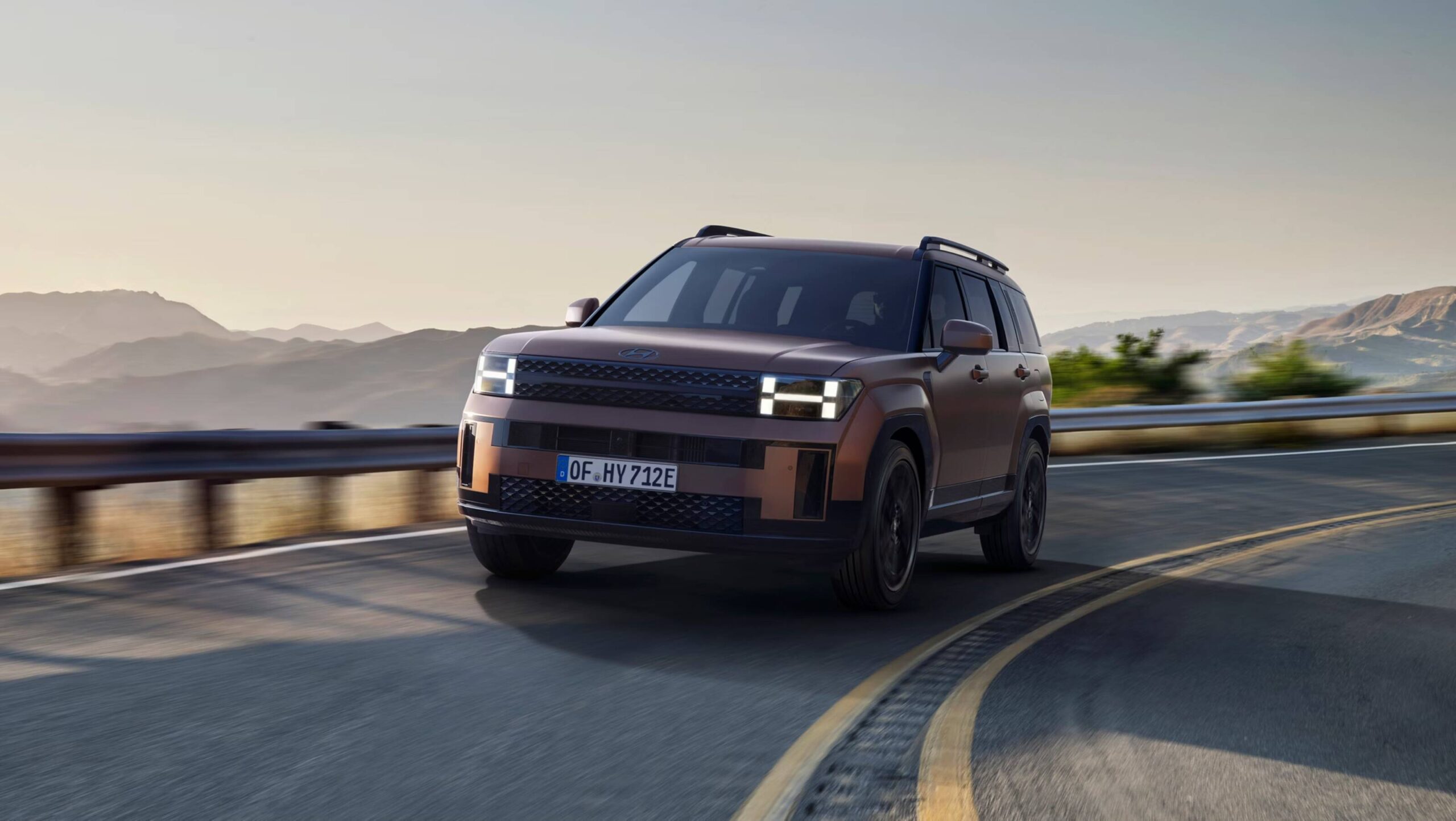 HMD_SantaFe_2024_Exterior_PHEV_fahren_in_kurve_02_16x9-min