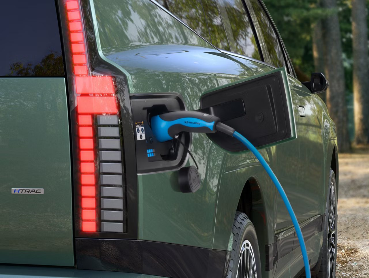 Hyundai_IONIQ-9_Exterior-Rear_Charging-Cable_Closeup_Emotional_4x3 (1)
