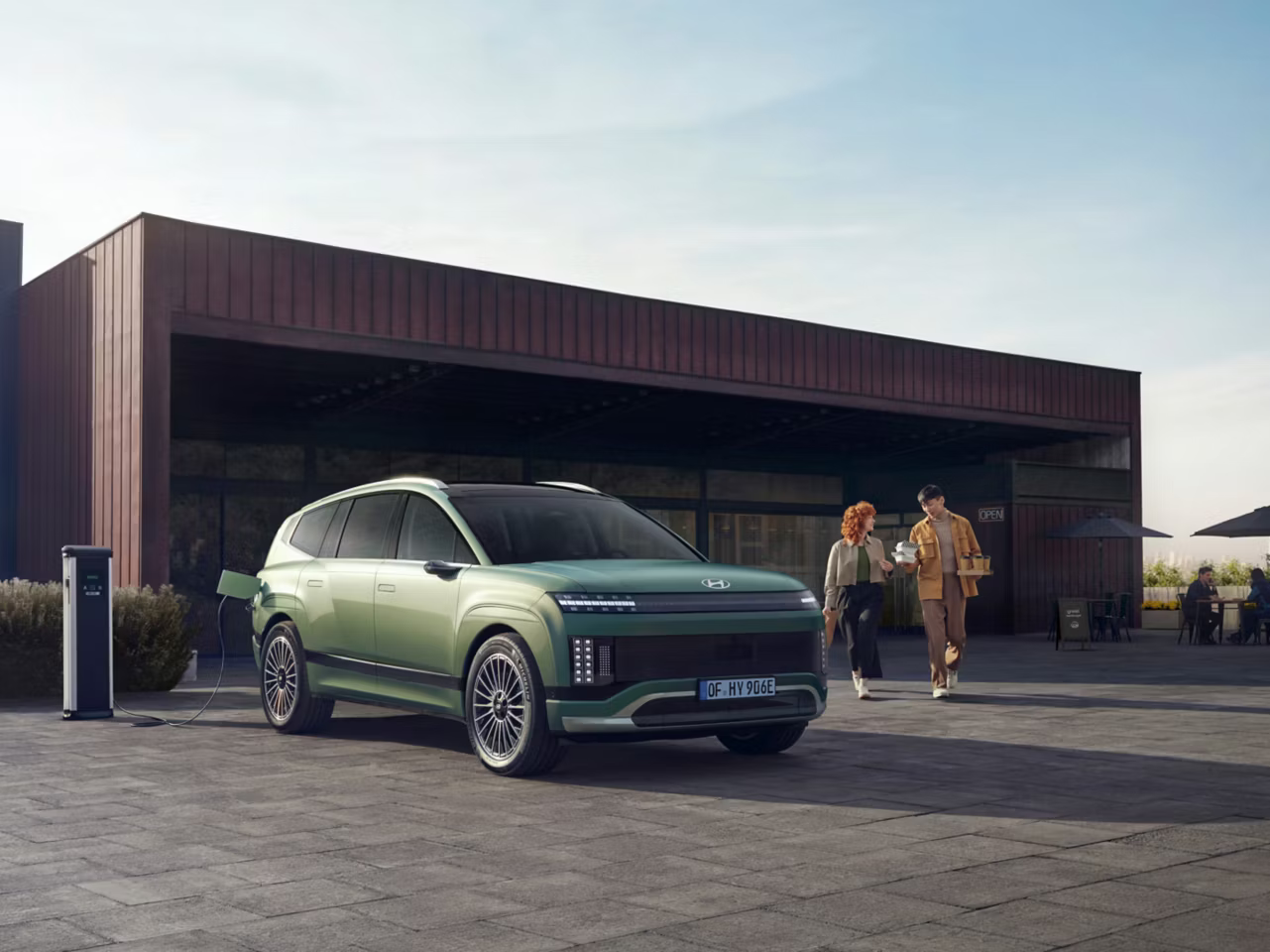 Hyundai_IONIQ-9_Exterior_Charging_EU_17-2_4x3 (1)