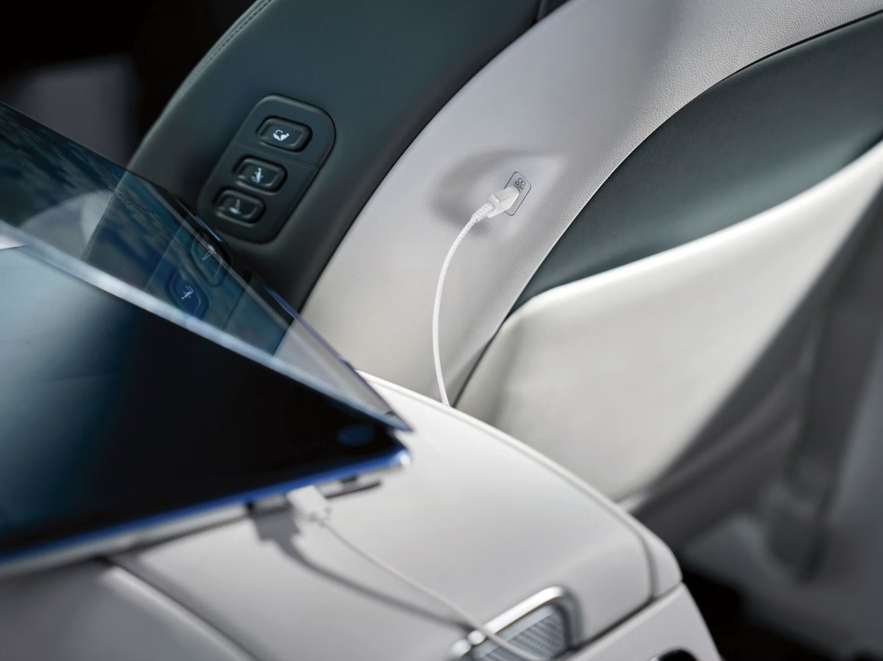 Hyundai_IONIQ-9_Interior-Charging_100W-USB-C-FDCG_4x3