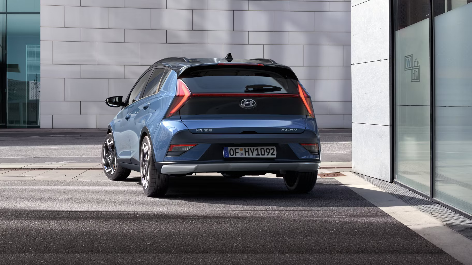 HME_BC3_CUV_EViz_EXT_5UC_VibrantBluePearl_52910Q0430_SHOT_C004_16x9