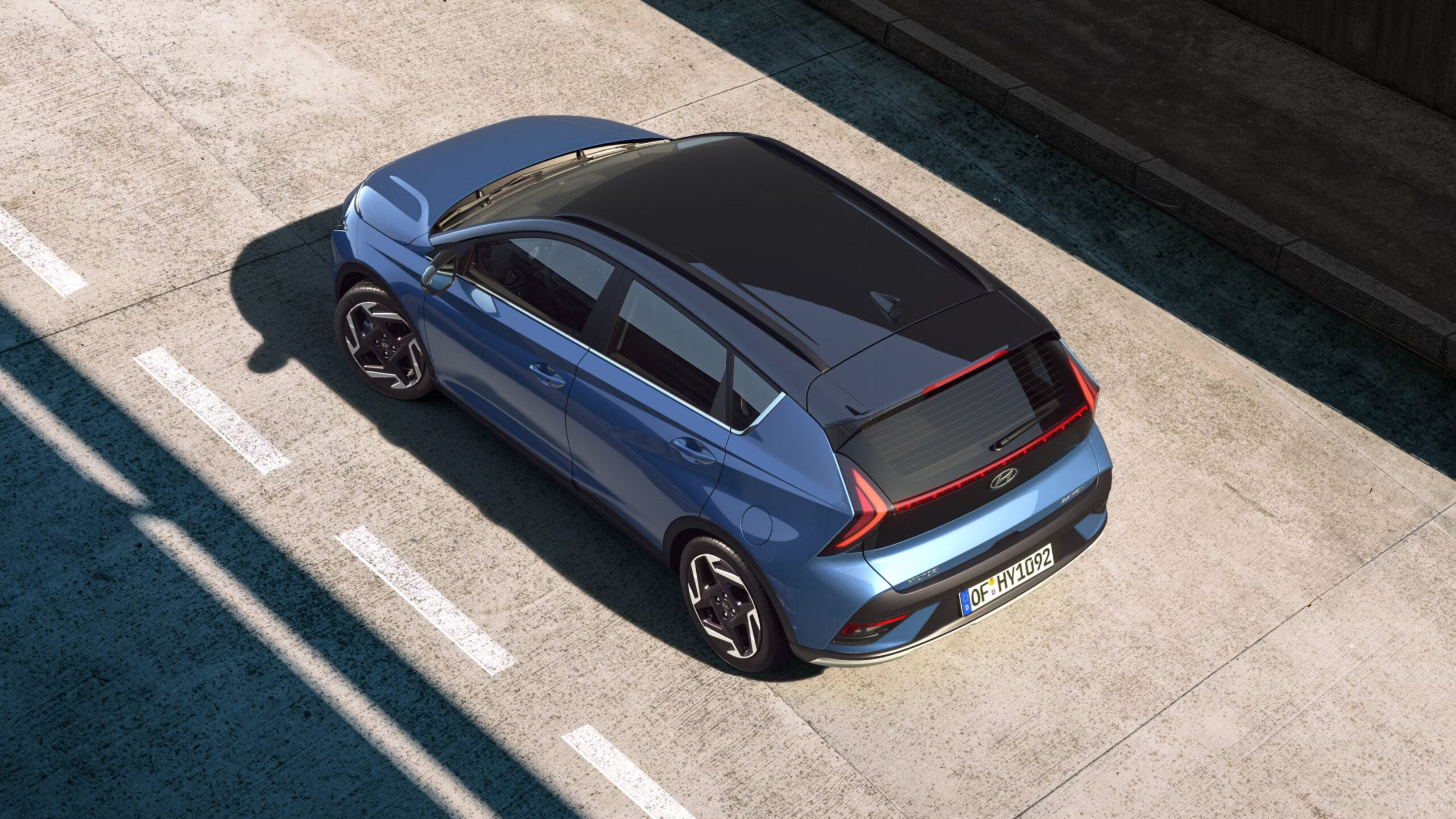 HME_BC3_CUV_EViz_EXT_5UC_VibrantBluePearl_52910Q0430_SHOT_C006_16x9