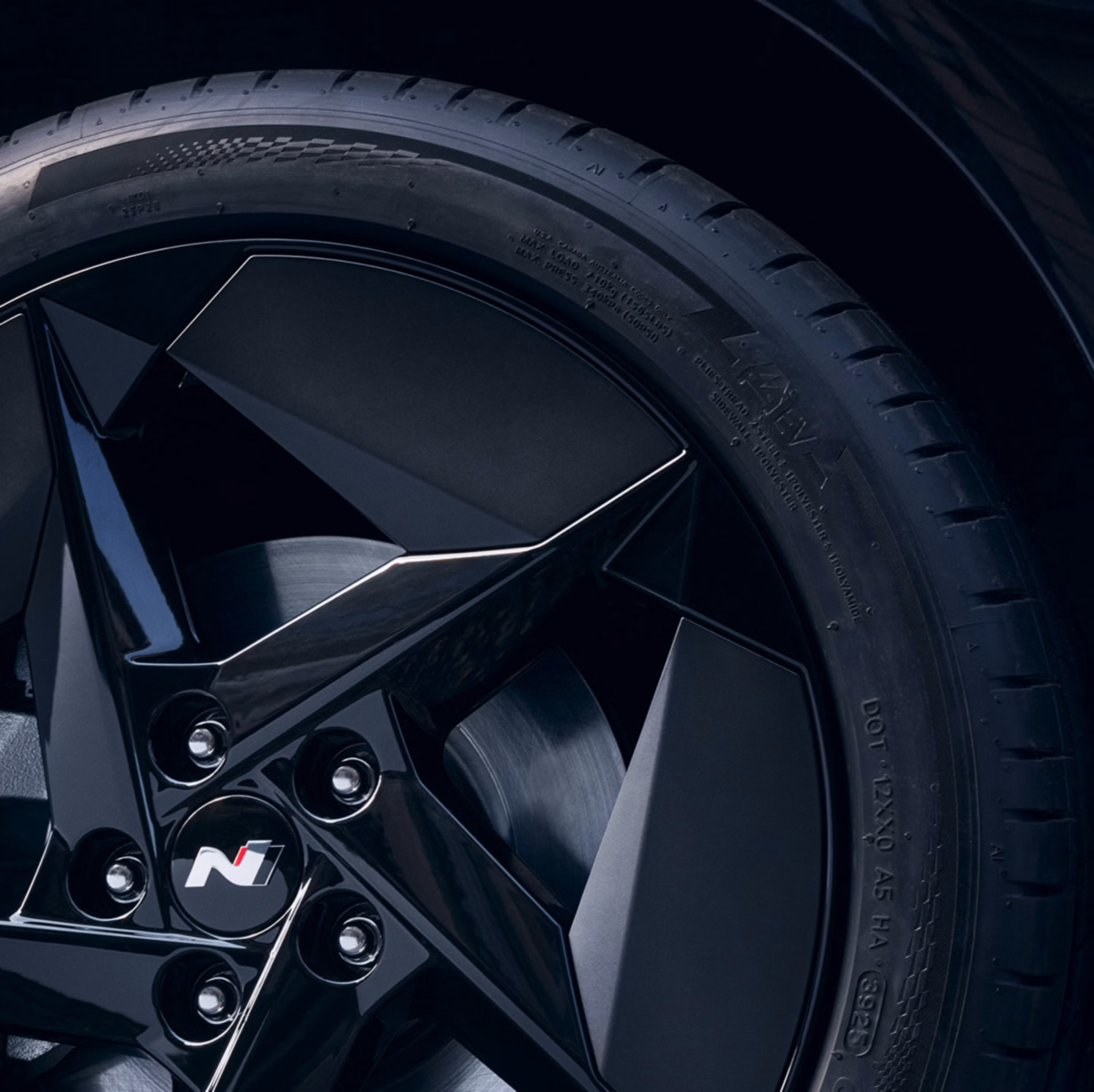 Hyundai_IONIQ-3_Wheels-Closeup_21-Rim_1x1